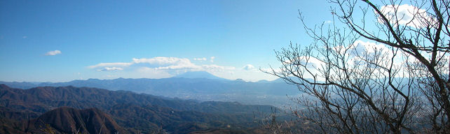 茅ヶ岳山頂より富士山を望む--画像をクリックすると別ウィンドウで山頂からの360度の眺望を見ることができます